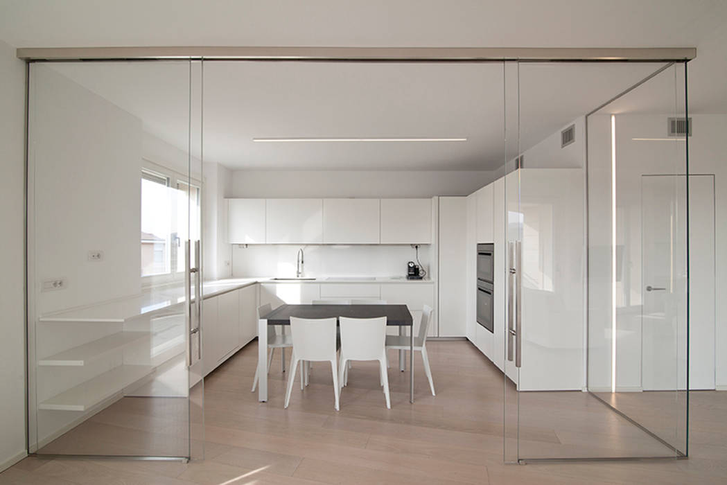 Attico Villa Lieta, RWA_Architetti RWA_Architetti Cucina minimalista Sala,Legna,Apparecchio,Tavolo,Pavimentazione,Finestra,Pavimento,Bicchiere,Soffitto,Legno duro