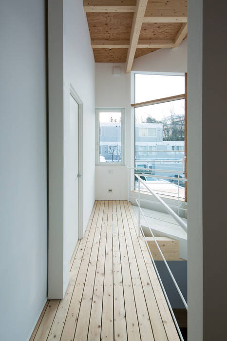 白箱の家（White BOX House）, 一級建築士事務所 Atelier Casa 一級建築士事務所 Atelier Casa Minimalist corridor, hallway & stairs Wood Wood effect