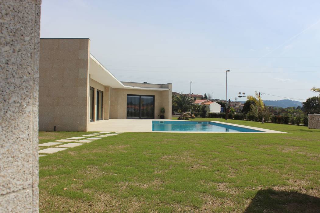 Relação do alçado poente com o jardim e piscina. BOUÇA - Arquitectura e Engenharia Casas modernas