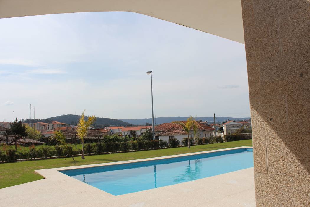 Relação do alçado poente com o jardim e piscina. BOUÇA - Arquitectura e Engenharia Casas modernas