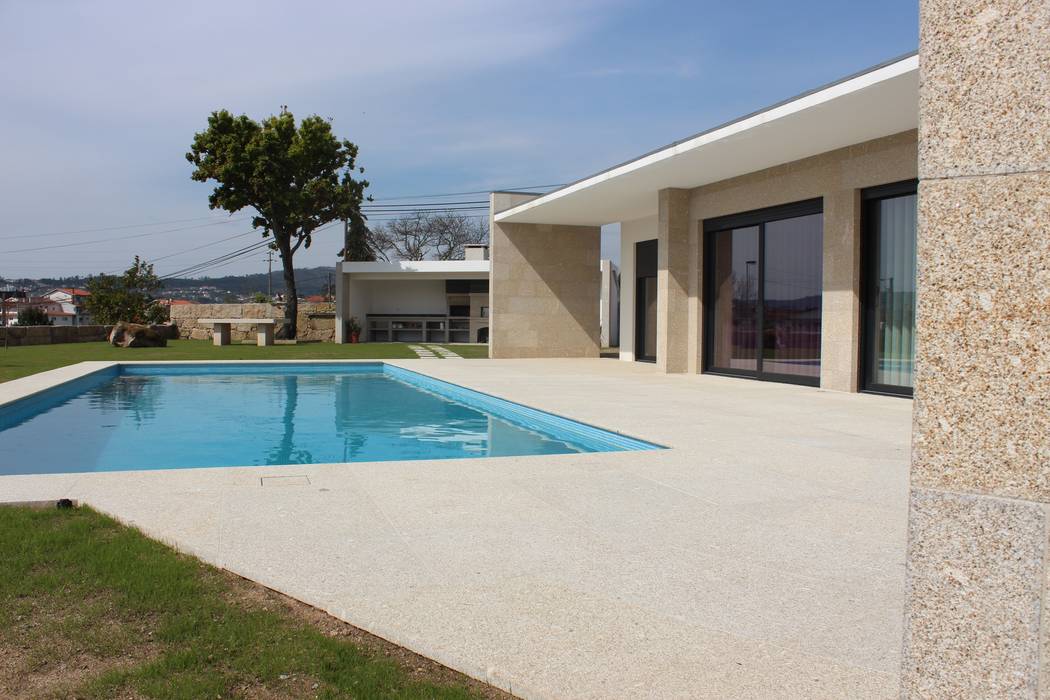 Relação do alçado poente com o jardim e piscina. BOUÇA - Arquitectura e Engenharia Casas modernas