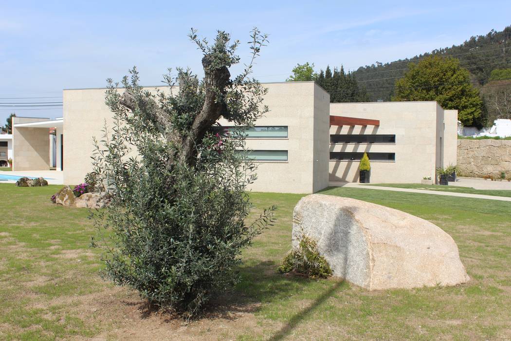 Relação do alçado sul com o jardim. BOUÇA - Arquitectura e Engenharia Casas modernas