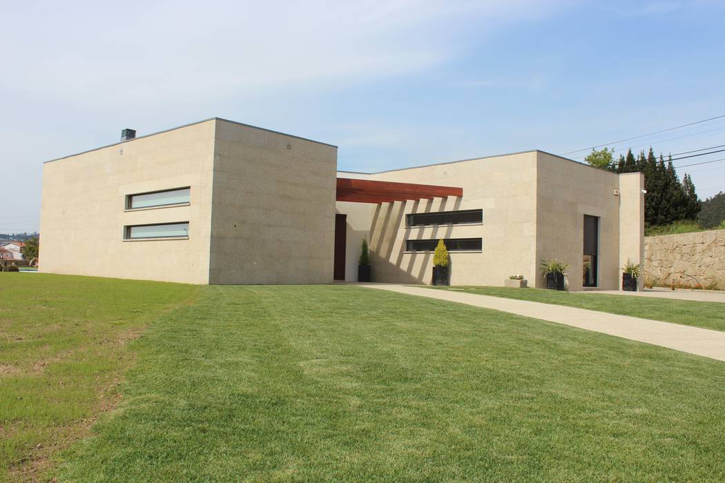 Relação do alçado de entrada principal com o jardim. BOUÇA - Arquitectura e Engenharia Casas modernas