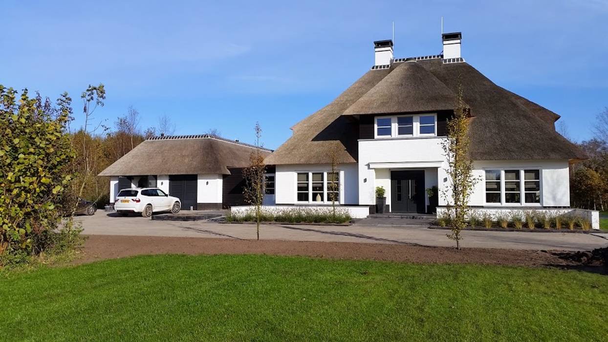 Witte rietgedekte villa te Dedemsvaart, 01 Architecten 01 Architecten Country style houses Stone