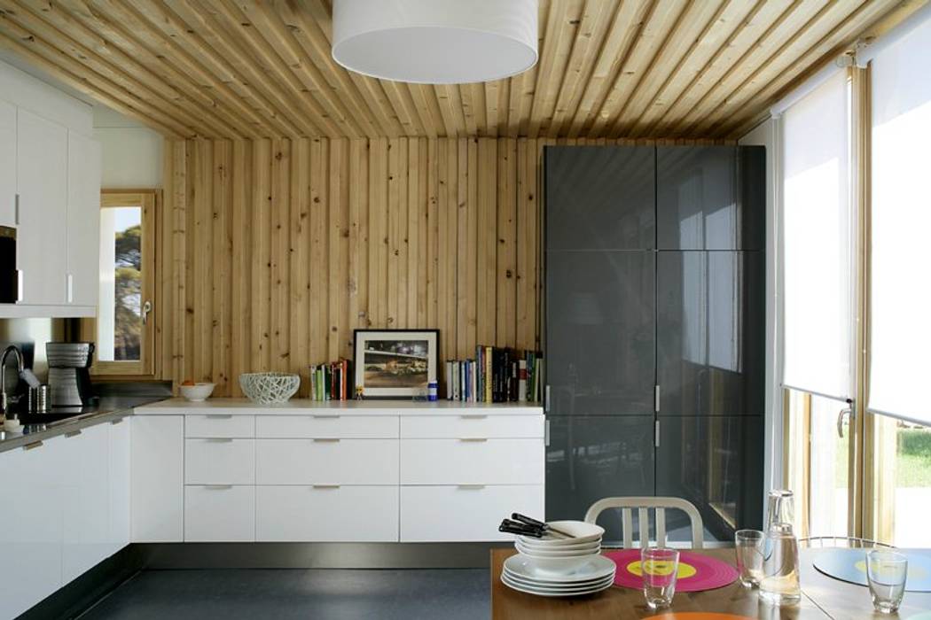 Una Casa de Madera Modular, Ecológica y Prefabricada para recibir a los nietos en verano, NOEM NOEM Modern living room