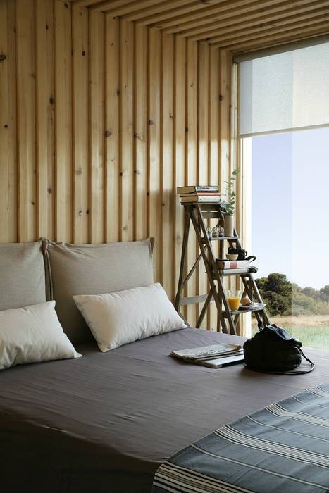 Una Casa de Madera Modular, Ecológica y Prefabricada para recibir a los nietos en verano, NOEM NOEM Modern style bedroom