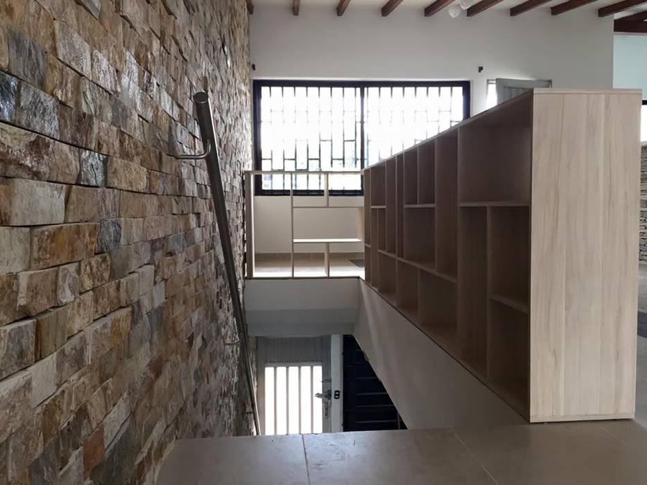 Mueble de separación de las escaleras de acceso ALSE Taller de Arquitectura y Diseño Salas de estilo moderno