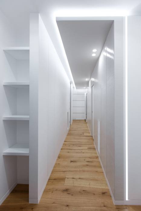 homify Modern Corridor, Hallway and Staircase