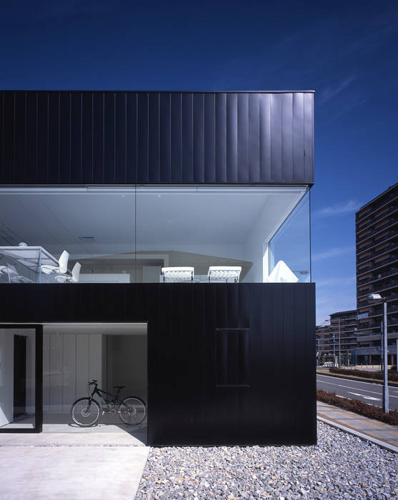 印旛のスタジオ SHSTT ミニマルな 家 金属 ガルバリウム鋼板,大開口,ガラス張り,シンプル