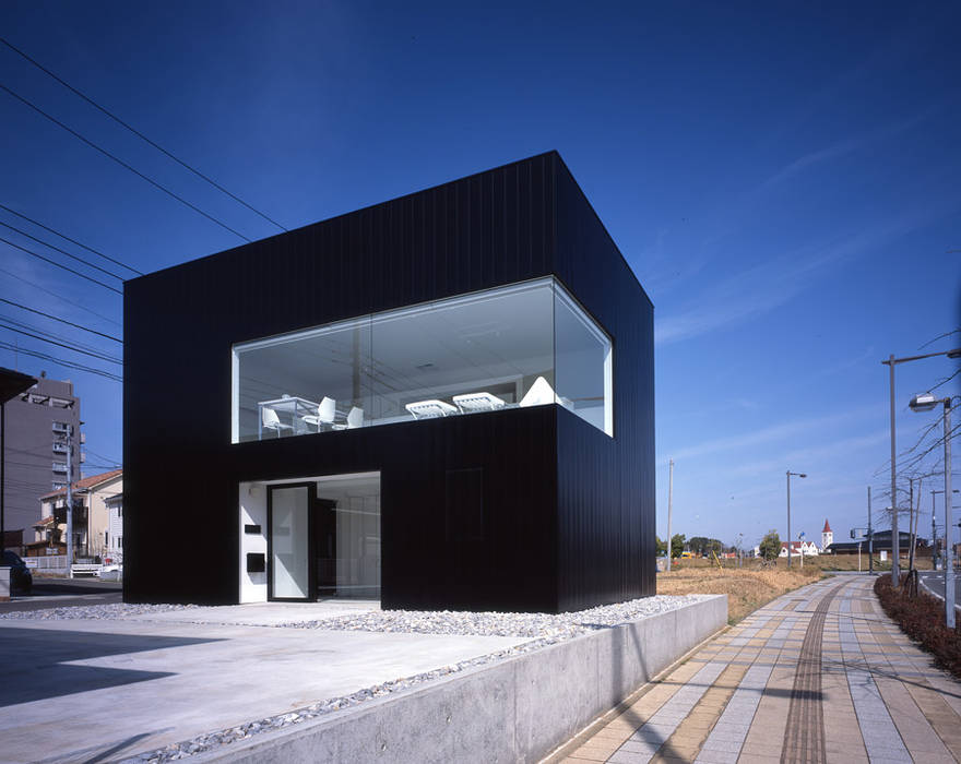 印旛のスタジオ SHSTT ミニマルな 家 金属 ガルバリウム鋼板,大開口,ガラス張り,シンプル