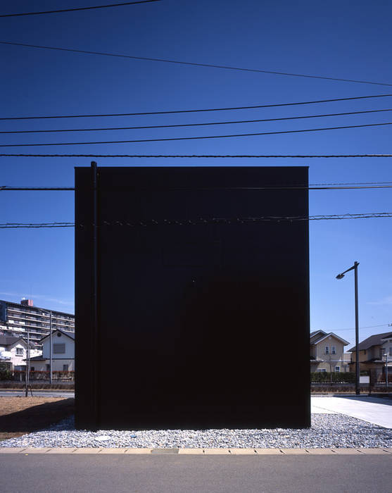 印旛のスタジオ SHSTT ミニマルな 家 金属 ガルバリウム鋼板,シンプル