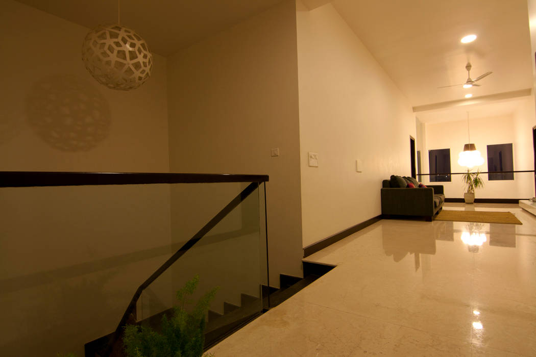 Hazel Penthouse, Kamat & Rozario Architecture Kamat & Rozario Architecture Minimalist corridor, hallway & stairs