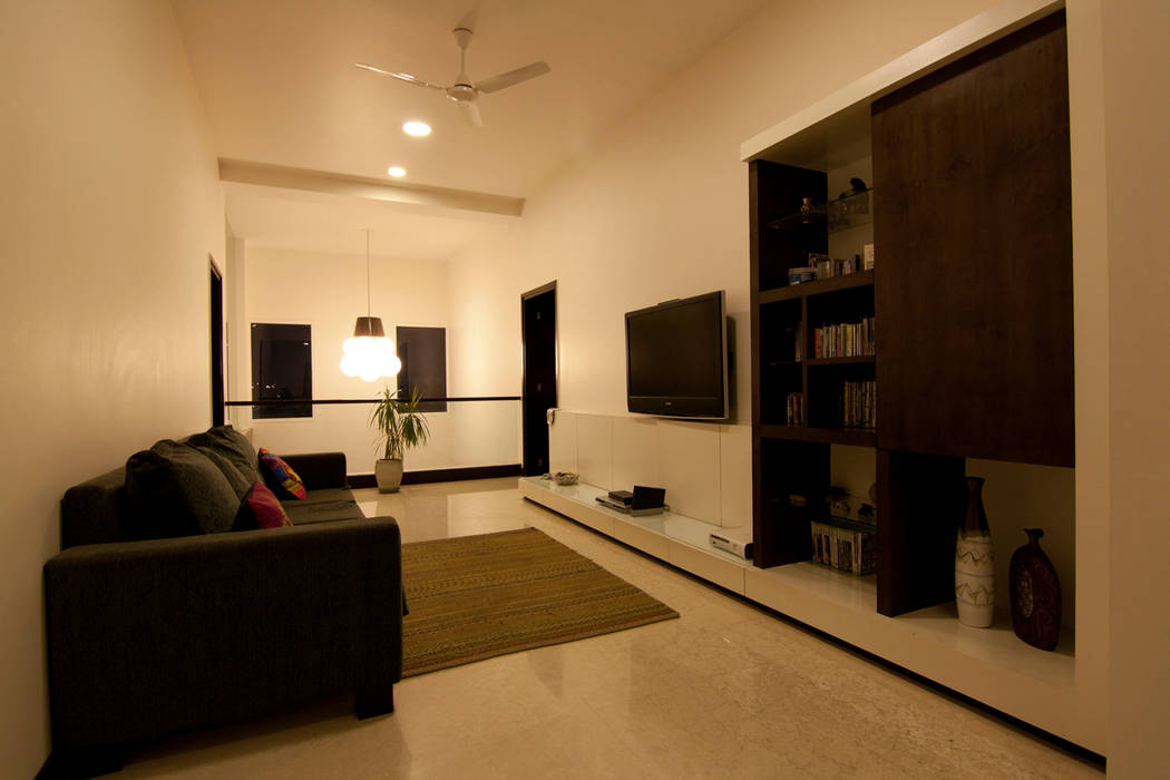 Hazel Penthouse, Kamat & Rozario Architecture Kamat & Rozario Architecture Minimalist media room Property,Picture frame,Comfort,Ceiling fan,Wood,Interior design,Television,Couch,Houseplant,Flooring