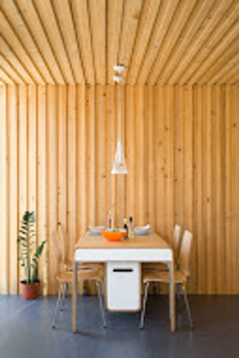 Casa prefabricada recién habitada, NOEM NOEM Modern dining room