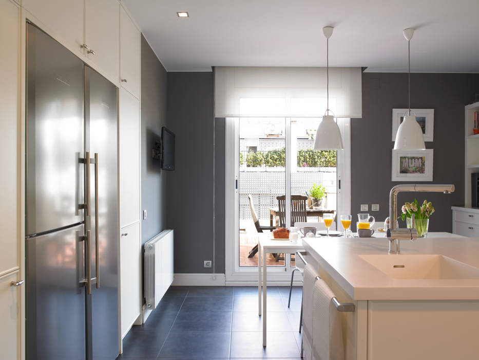 Conexión visual con la terraza DEULONDER arquitectura domestica Cocinas de estilo moderno