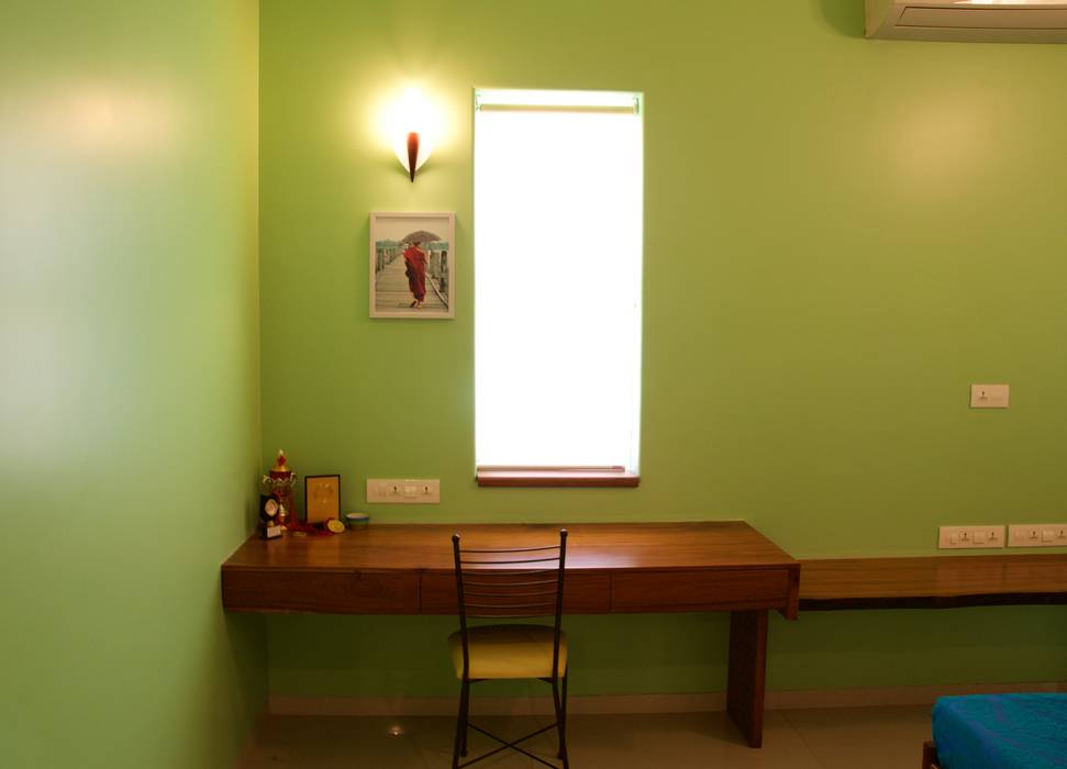 Bungalow in Bhuj, Design Kkarma (India) Design Kkarma (India) Ruang Studi/Kantor Gaya Eklektik