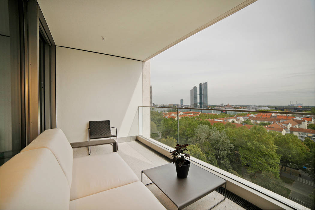 Schwabinger Tor in München, Gerhard Blank Fotografie für Immobilien & Architektur Gerhard Blank Fotografie für Immobilien & Architektur Balkon, Beranda & Teras Modern