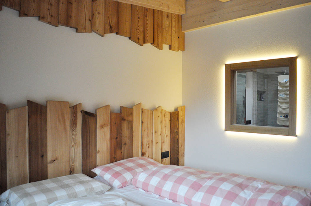 APPARTAMENTO, RI-NOVO RI-NOVO Dormitorios rústicos Madera Acabado en madera Camas y cabeceras