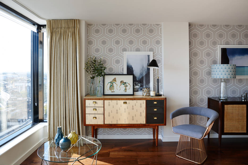 Gloucester Road Penthouse Bhavin Taylor Design Soggiorno moderno living room,sideboard,wallpaper,table lamp,midcentury,armchair,coffee table,pineapple print,curtains,grey,yellow,walnut flooring