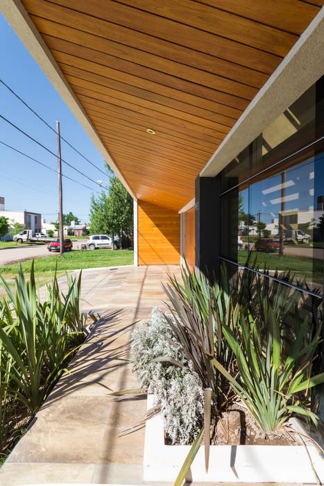 CASA MJ, KARLEN + CLEMENTE ARQUITECTOS KARLEN + CLEMENTE ARQUITECTOS Casas modernas: Ideas, imágenes y decoración Madera Acabado en madera