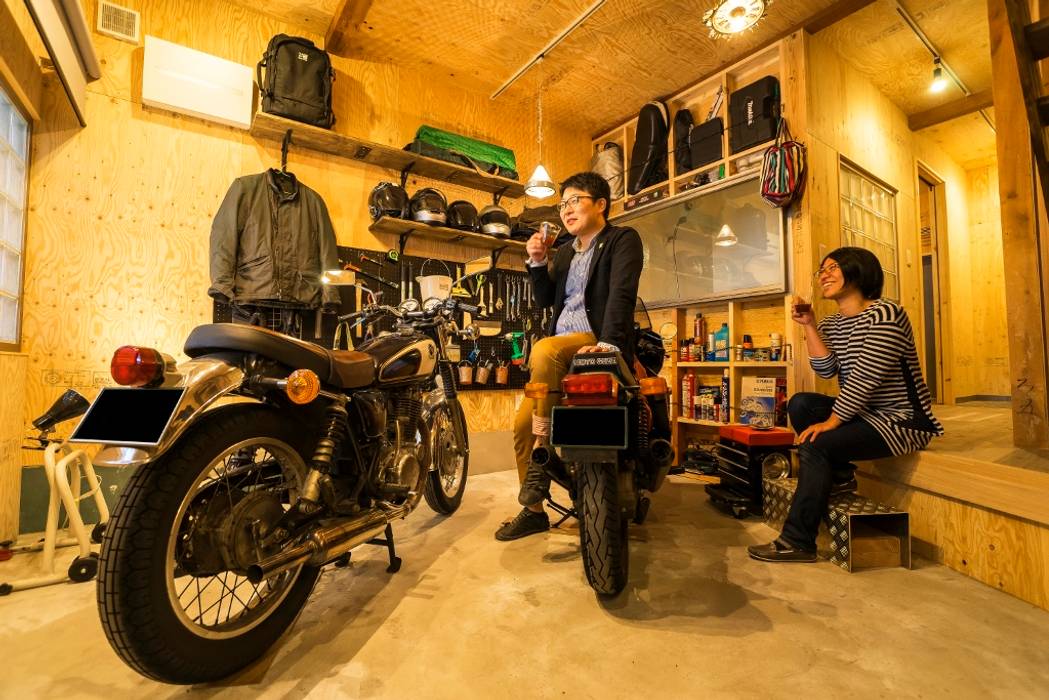 大好きなバイクと暮らすラスティックな素材感を楽しむ住まい, QUALIA QUALIA ラスティックデザインの ガレージ・物置 タイヤ,車輪,車両,自動車用タイヤ,自動車用照明,自動車,トレッド,自動車デザイン,オートバイ,燃料タンク