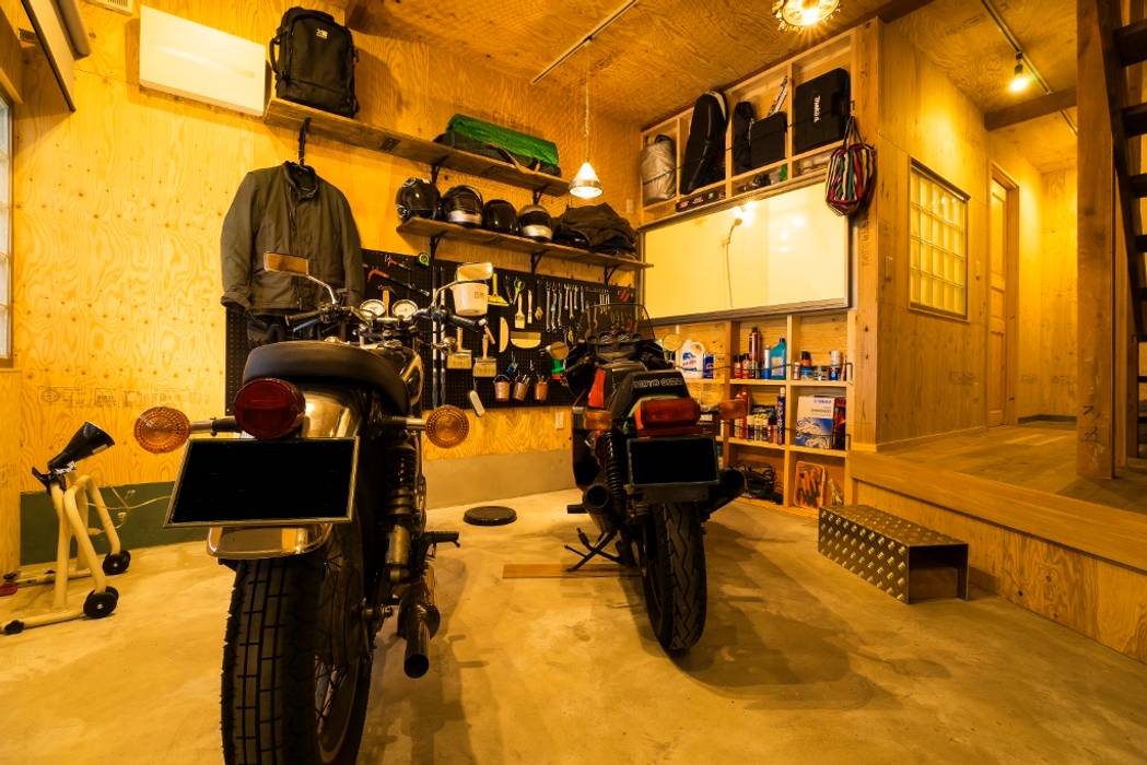 大好きなバイクと暮らすラスティックな素材感を楽しむ住まい, QUALIA QUALIA Rustykalny garaż