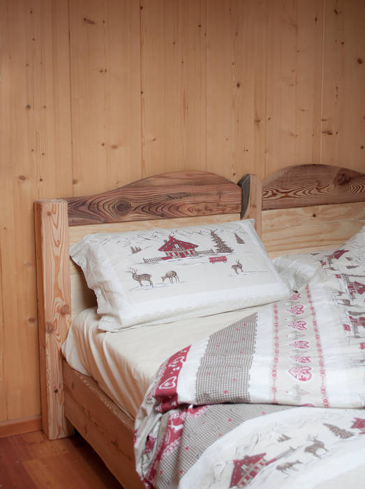 APPARTAMENTO IN MONTAGNA, RI-NOVO RI-NOVO Rustikale Schlafzimmer Holz Holznachbildung