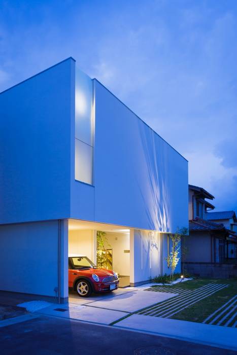 LIGHT COURT HOUSE, MITSUTOSHI OKAMOTO ARCHITECT OFFICE 岡本光利一級建築士事務所 MITSUTOSHI OKAMOTO ARCHITECT OFFICE 岡本光利一級建築士事務所 北欧デザインの ガレージ・物置 ガラス 白色