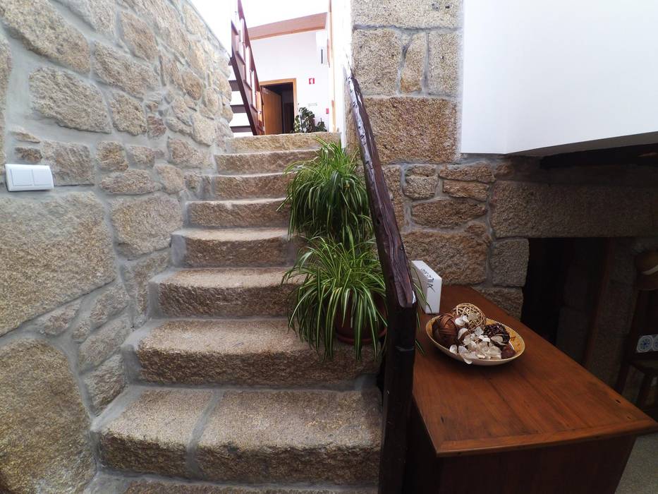 Casa de Campo das Sécias, MHPROJECT MHPROJECT Rustic style corridor, hallway & stairs