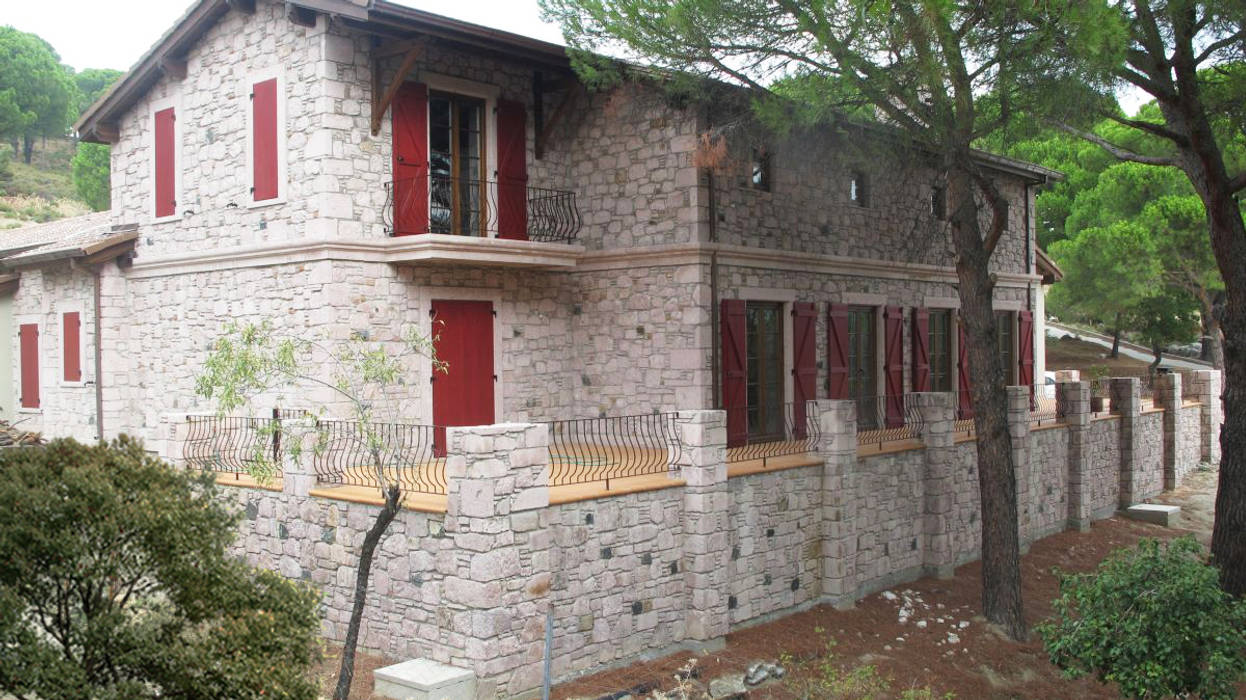 Bağyüzü Taş Ev, Plano Mimarlık ve Teknoloji Plano Mimarlık ve Teknoloji Country style balcony, veranda & terrace Stone