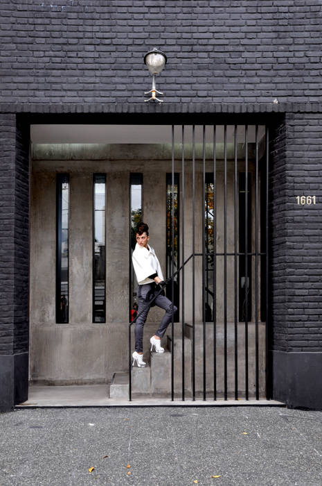 BUBBLESTUDIOS, Ramiro Zubeldia Arquitecto Ramiro Zubeldia Arquitecto Modern corridor, hallway & stairs Concrete