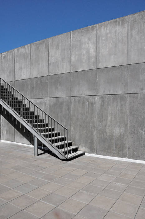 ESCALERA A TERRAZA 02 Ramiro Zubeldia Arquitecto Pasillos, vestíbulos y escaleras modernos Concreto