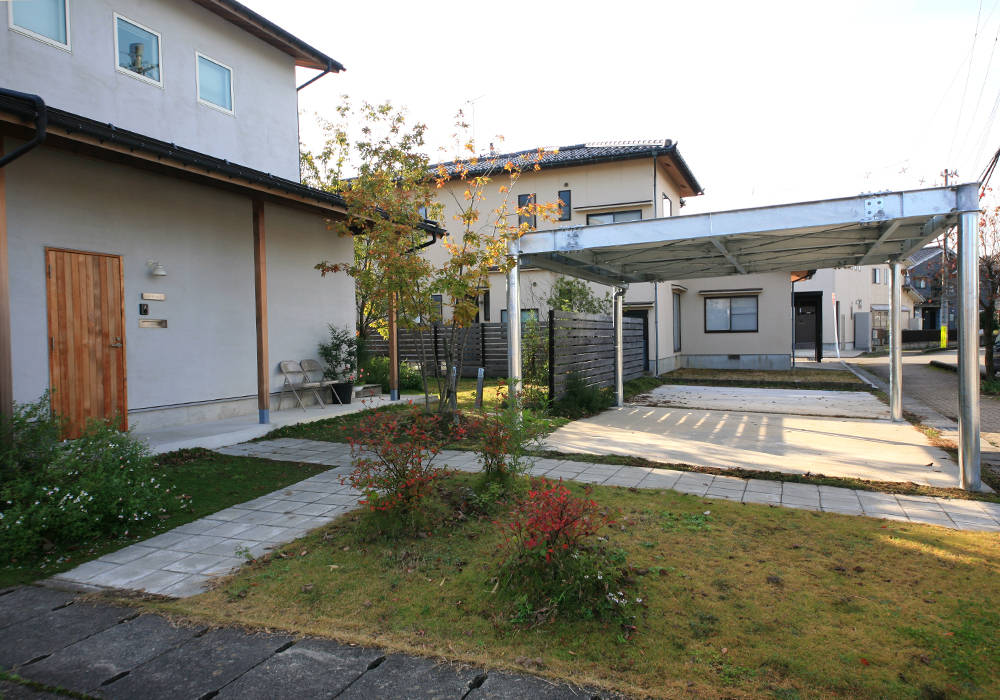 K house carport, HIPSQUARE HIPSQUARE Garajes industriales