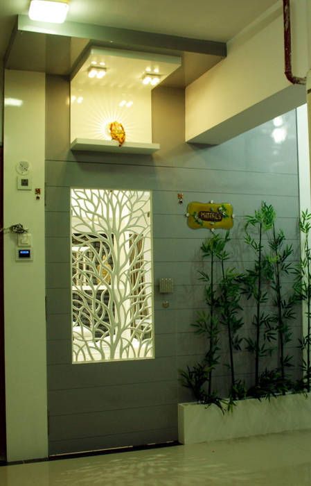 The Entrance Door With Wooden Jali Work Modern Houses By Homify Modern Plywood Homify