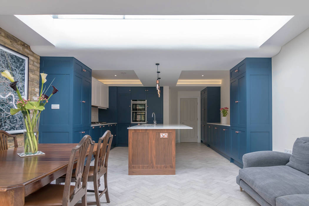 East Dulwich 1 Proctor & Co. Architecture Ltd モダンな キッチン タイル blue kitchen,walnut,herringbone tile,copper pendant,london kitchen,modern kitchen,east dulwich,london,curved ceiling