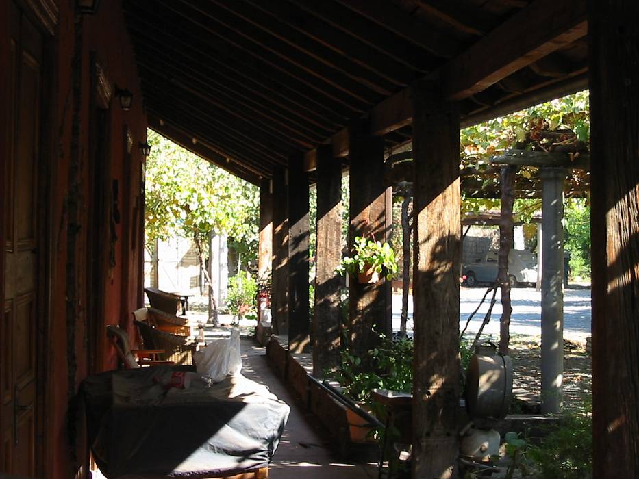 Restauración de Casa Cereda en Maipo por ALIWEN, ALIWEN arquitectura & construcción sustentable - Santiago ALIWEN arquitectura & construcción sustentable - Santiago Colonial corridor, hallway & stairs