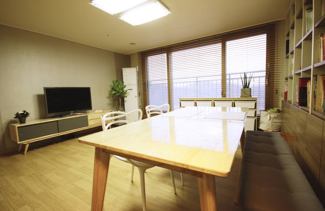 광교 서재형거실 홈스타일링(Kwanggyo APT), homelatte homelatte モダンデザインの ダイニング