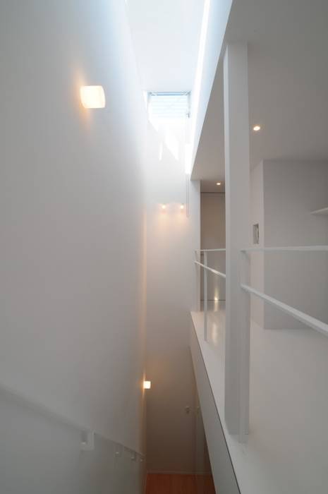 四万十のホワイトボックスハウス, 有限会社 橋本設計室 有限会社 橋本設計室 Modern corridor, hallway & stairs