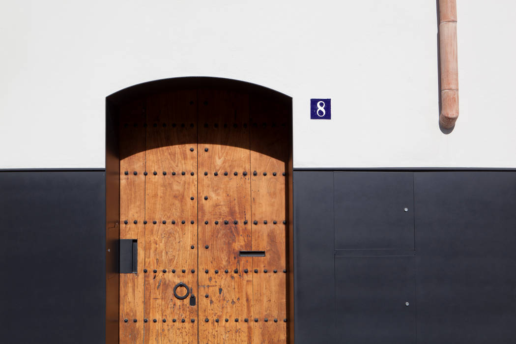 Puerta principal (recuperada, ensamblada para convertirla en corredera) CABRÉ I DÍAZ ARQUITECTES Casas de estilo minimalista