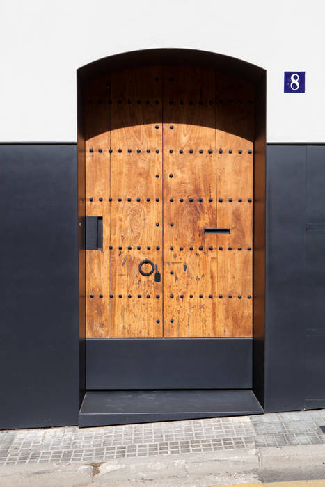 Puerta principal (recuperada, ensamblada para convertirla en corredera) CABRÉ I DÍAZ ARQUITECTES Casas de estilo minimalista
