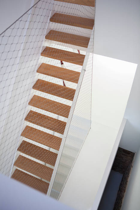 Viladecavalls House, CABRÉ I DÍAZ ARQUITECTES CABRÉ I DÍAZ ARQUITECTES Minimalist corridor, hallway & stairs