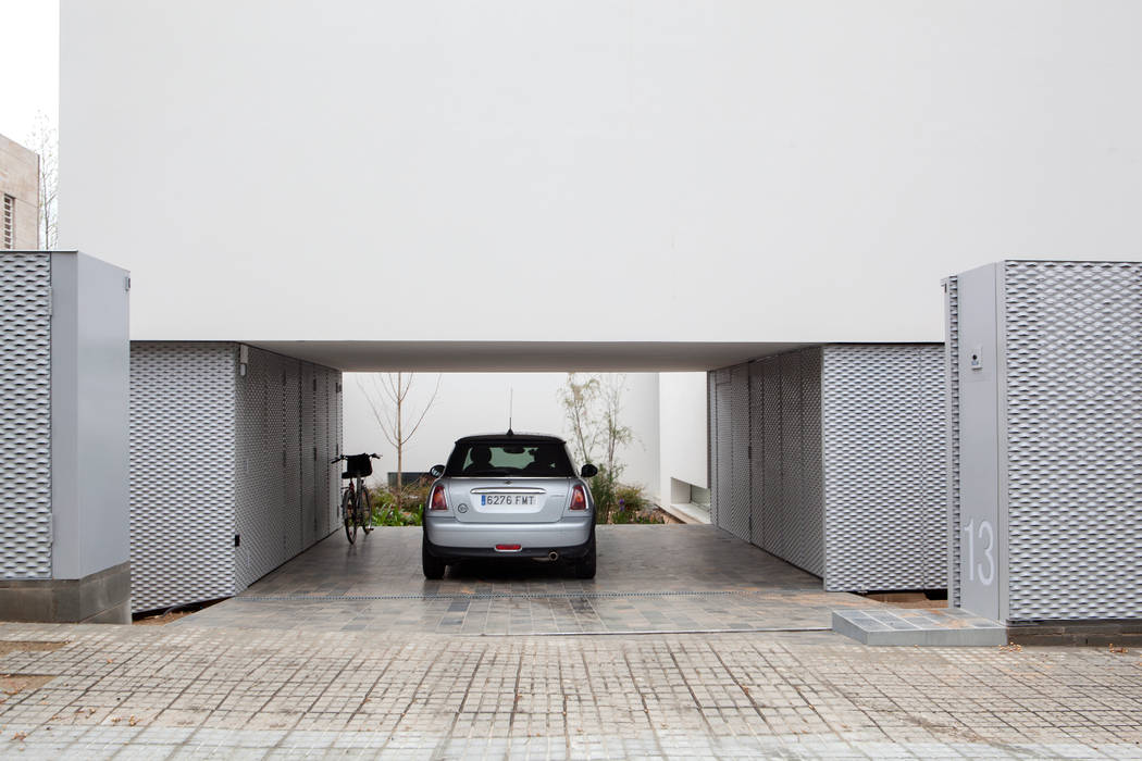 Porche de acceso/garaje CABRÉ I DÍAZ ARQUITECTES Garajes y galpones de estilo minimalista