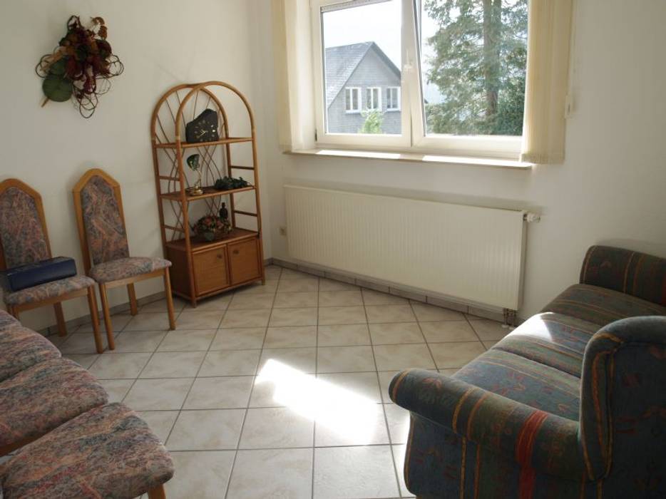 Die Verwandlung einer Arztpraxis in eine Ferienwohnung!, Raumpraesenz-Homestaging Raumpraesenz-Homestaging Rustikale Wohnzimmer