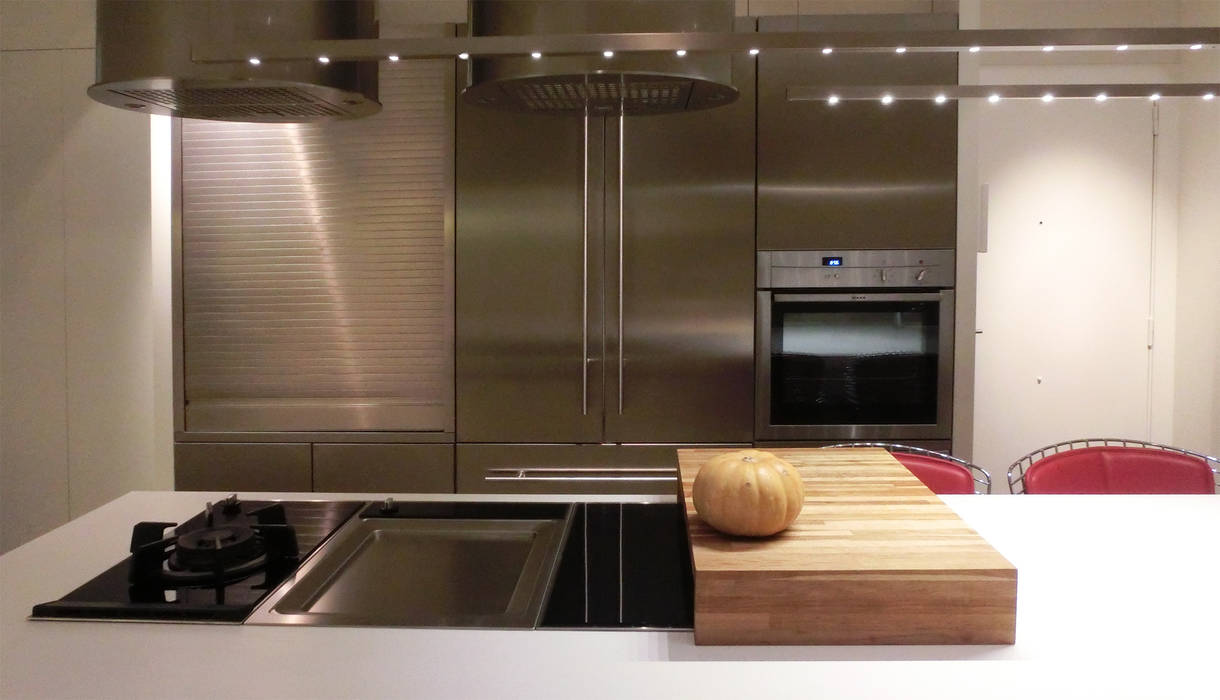 Detail of triple cooking unit. Daifuku Designs Cucina minimalista kitchen cabinet,kitchen island