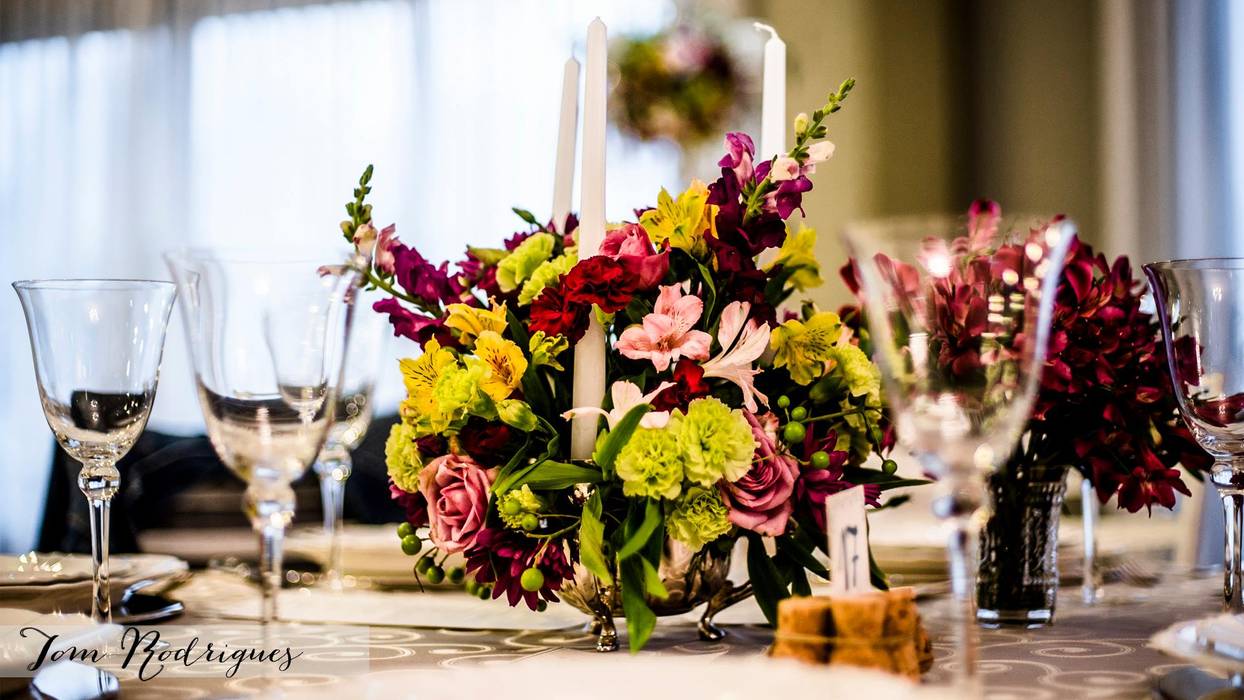 Mesa de Convidados Cena De.Coração Salas de jantar rústicas Rustico,Casamento,Wedding,Arranjos Florais,Rustico Chic,Wedding Decor,Personalizado,Design,Acessórios e decoração