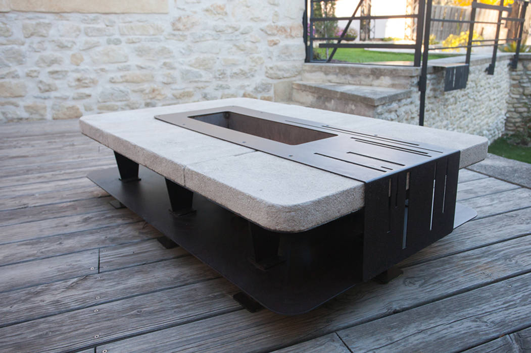 Braséro de terrasse en métal et pierre, CLF Création CLF Création Modern garden Furniture
