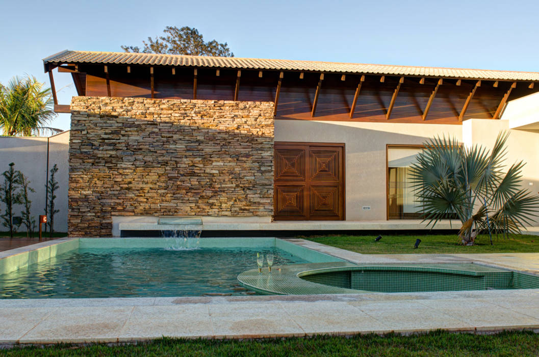 CASA DAS PRIMAVERAS, BRAVIM ◘ RICCI ARQUITETURA BRAVIM ◘ RICCI ARQUITETURA モダンスタイルの プール