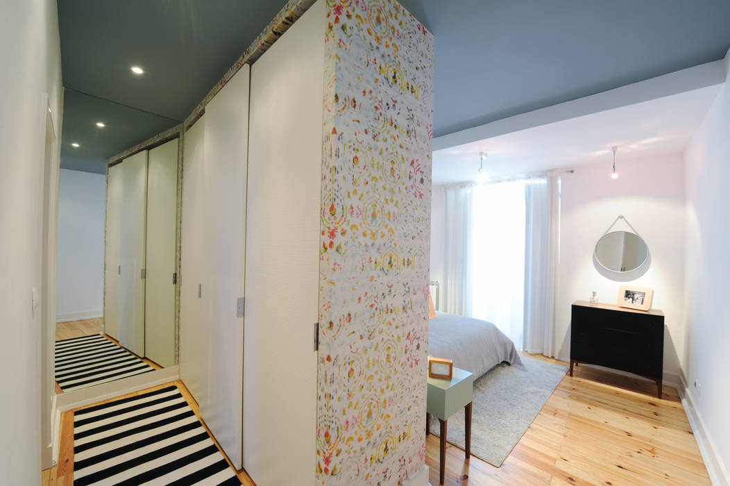 Apartamento Graça, Espaço Mínimo Espaço Mínimo Eclectic style dressing rooms