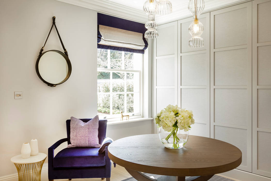 Entrance Hallway detail Studio Hooton Couloir, entrée, escaliers modernes Entrance,Hallway,Joinery,Details,Mirror,Table,Flowers,Pendants,Lighting,Pendant