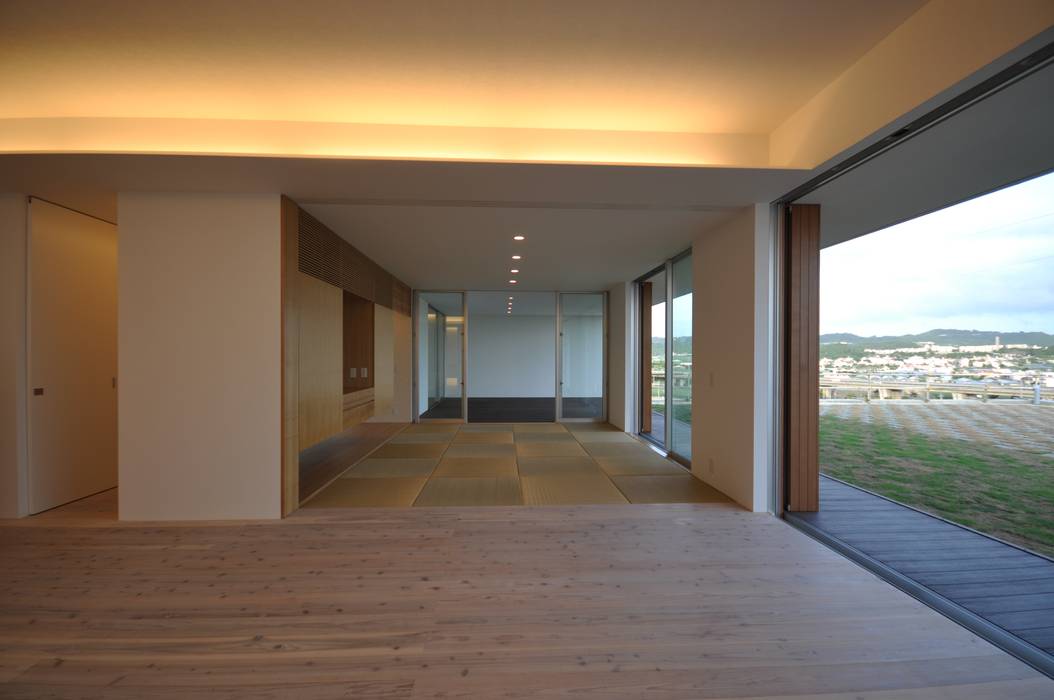 NKZT-house, 門一級建築士事務所 門一級建築士事務所 Salas modernas Compuestos de madera y plástico